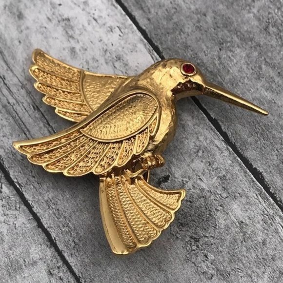 Brooch Vintage Avon Small Hummingbird Gold-tone Red Crystal Eye - Picture 1 of 5